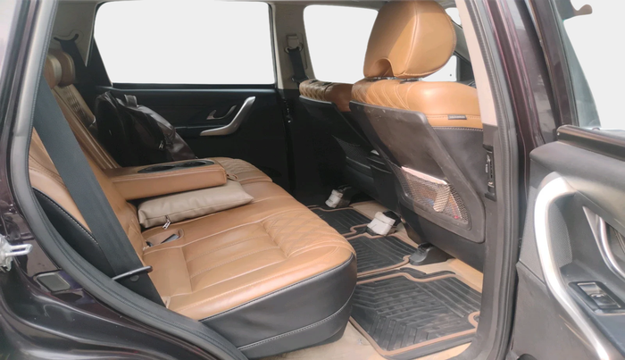 2018 Mahindra XUV500 W11 AT, Diesel, Automatic, 1,32,172 km, interior