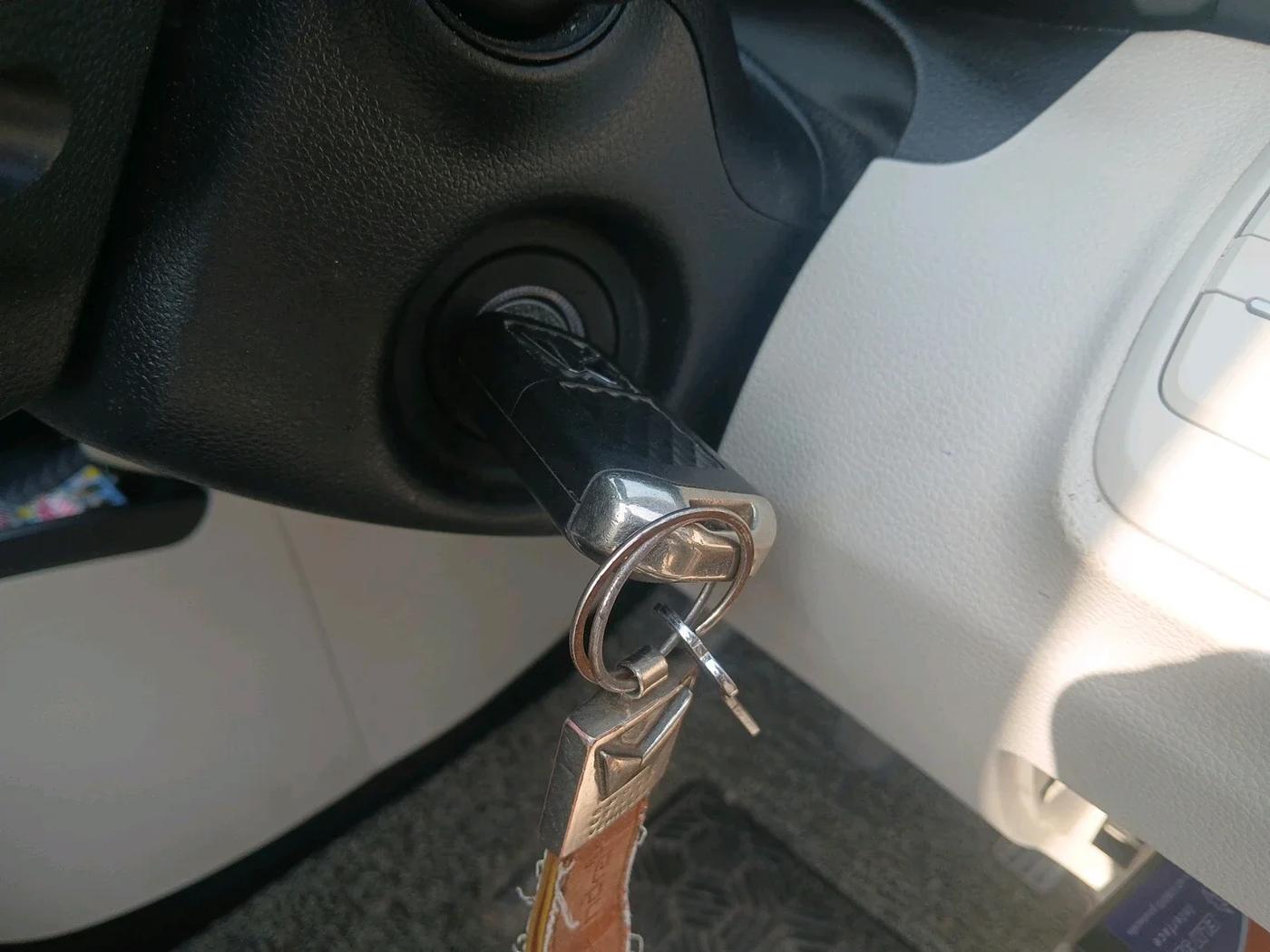 2023 Mahindra XUV300 W6 1.2 PETROL, Petrol, Manual, 28,754 km, interior