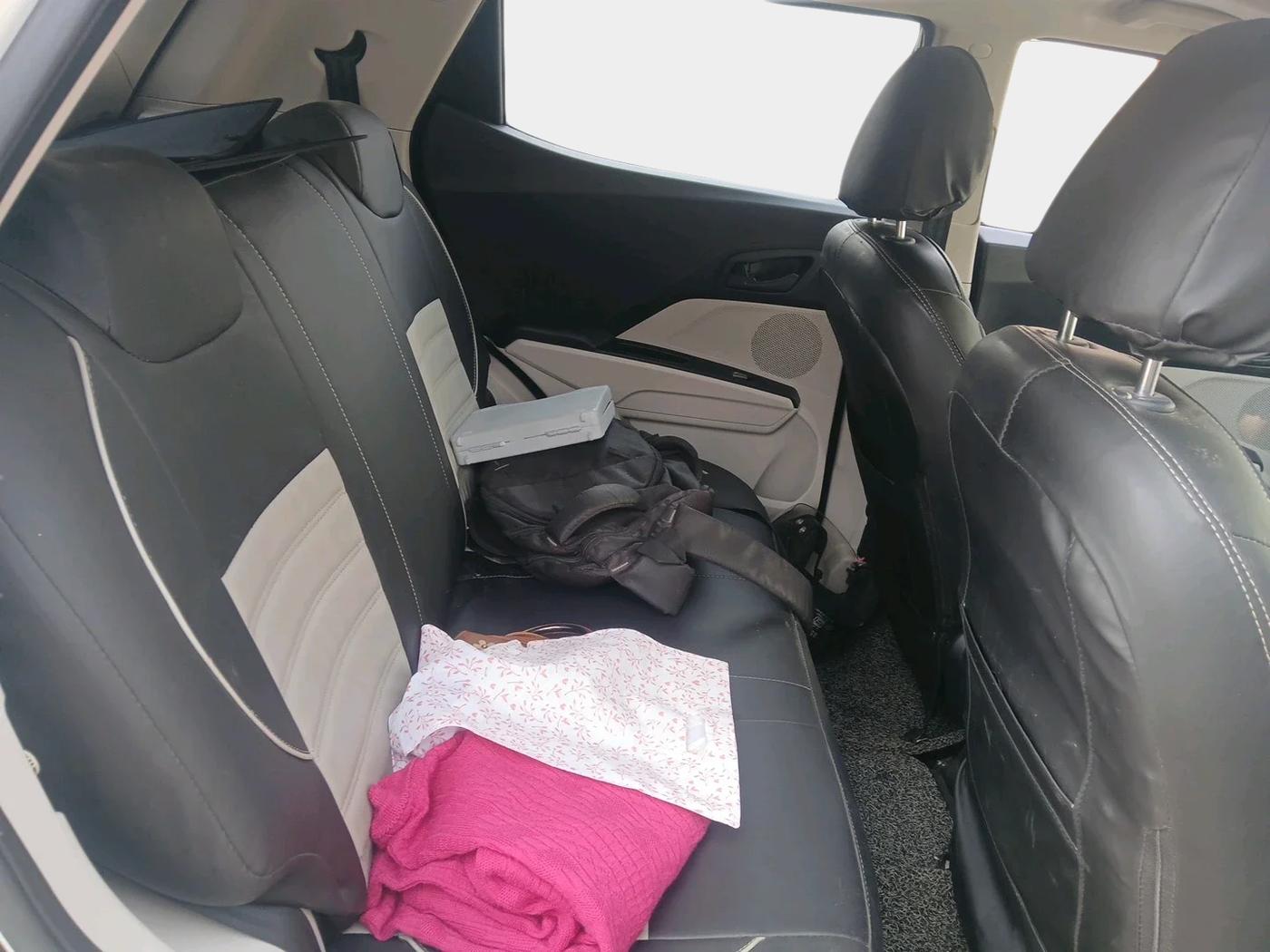2023 Mahindra XUV300 W6 1.2 PETROL, Petrol, Manual, 28,754 km, interior
