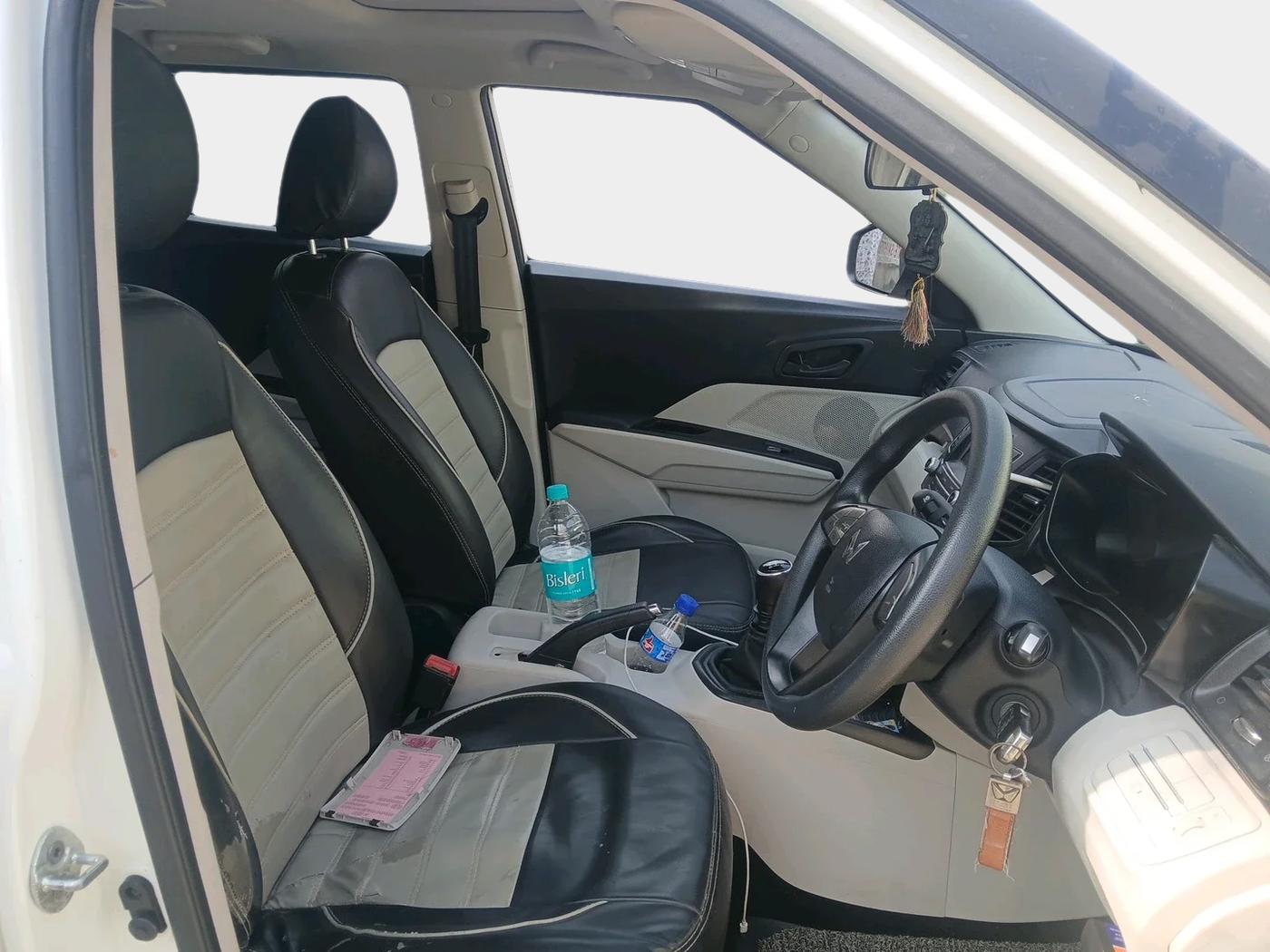 2023 Mahindra XUV300 W6 1.2 PETROL, Petrol, Manual, 28,754 km, interior