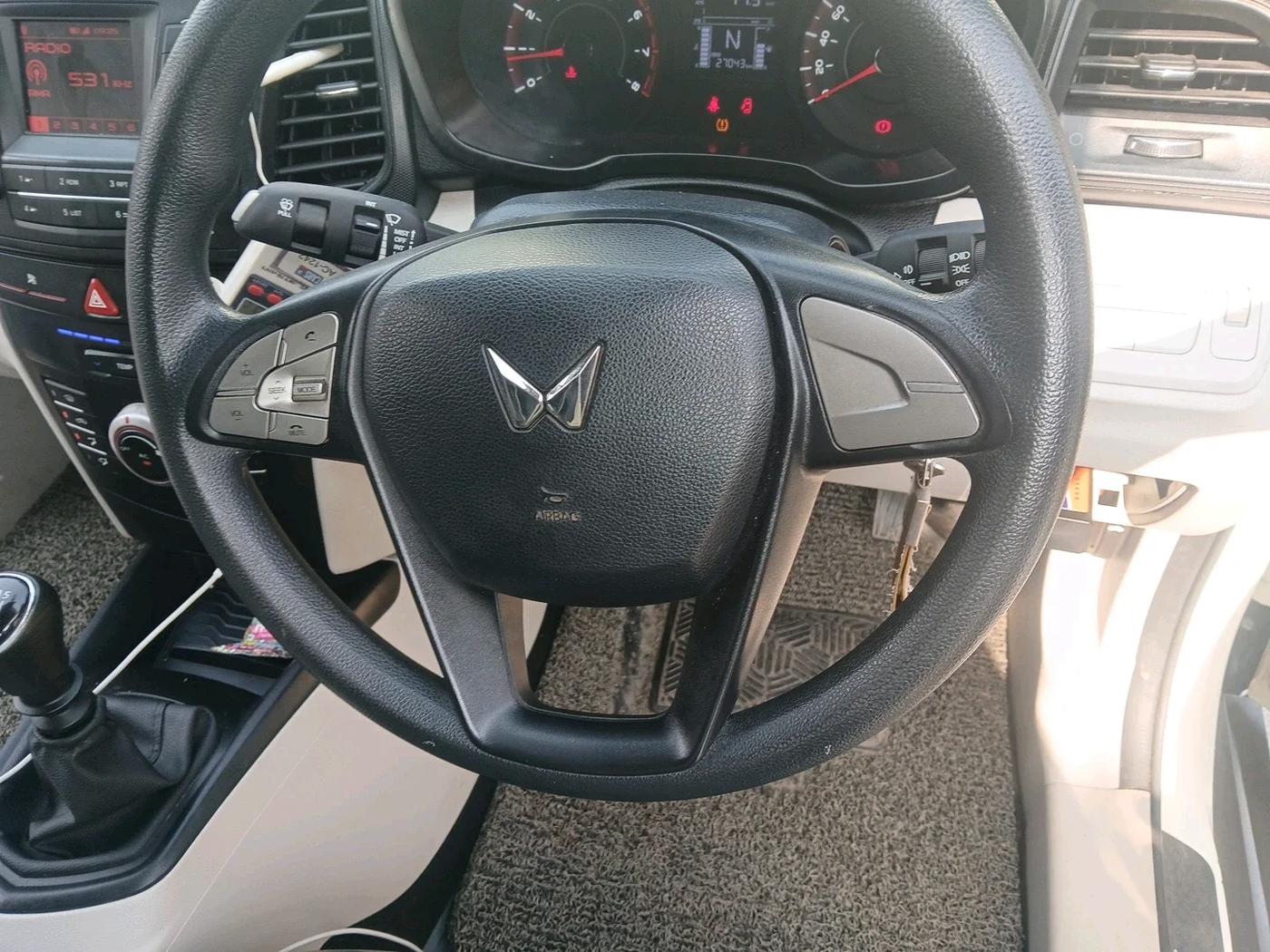 2023 Mahindra XUV300 W6 1.2 PETROL, Petrol, Manual, 28,754 km, interior