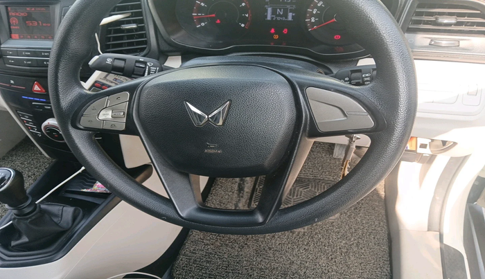 2023 Mahindra XUV300 W6 1.2 PETROL, Petrol, Manual, 27,043 km, interior
