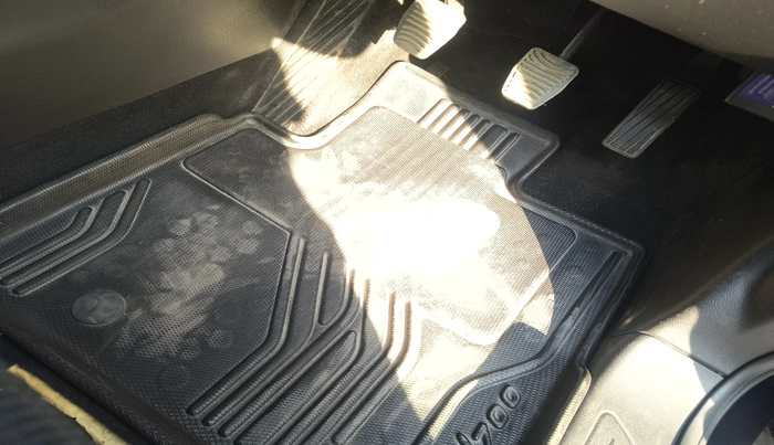 2024 Mahindra XUV700 MX Petrol MT 7 STR, Petrol, Manual, 36,321 km, interior