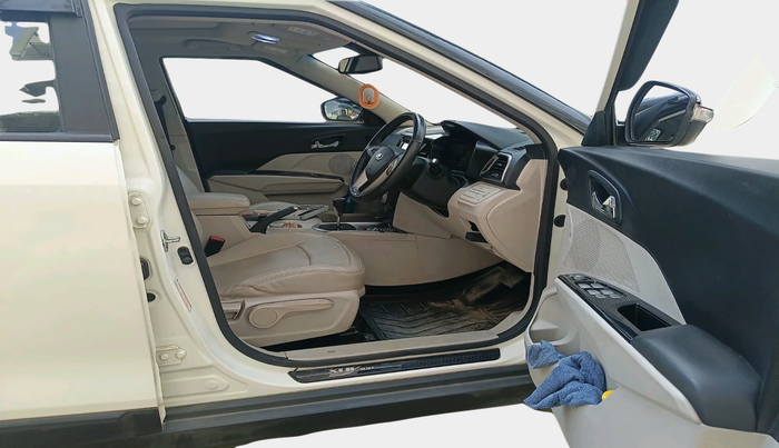 2022 Mahindra XUV300 W8 (O) 1.5 DIESEL AMT, Diesel, Automatic, 73,621 km, interior