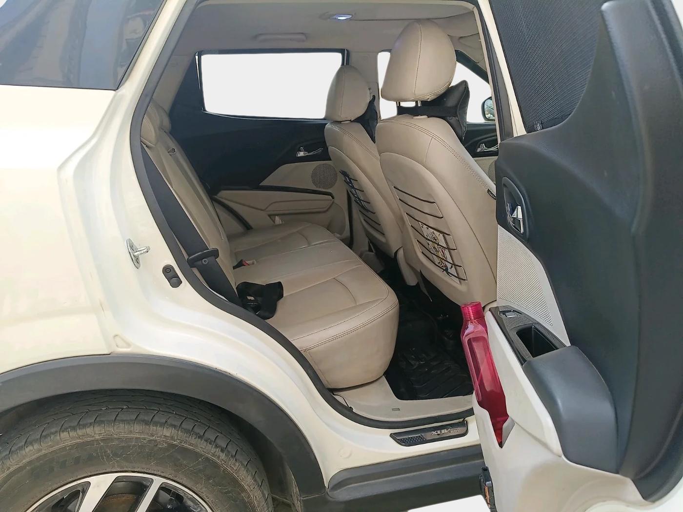 2022 Mahindra XUV300 W8 (O) 1.5 DIESEL AMT, Diesel, Automatic, 73,621 km, interior