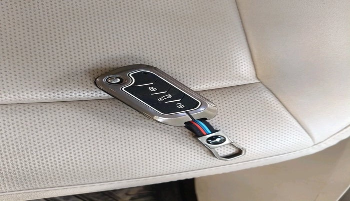 2022 Mahindra XUV300 W8 (O) 1.5 DIESEL AMT, Diesel, Automatic, 73,621 km, interior