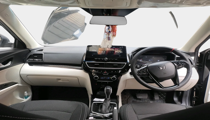 2025 Mahindra XUV 3XO AX5 1.2 L TCMPFI AT, Petrol, Automatic, 4,781 km, interior