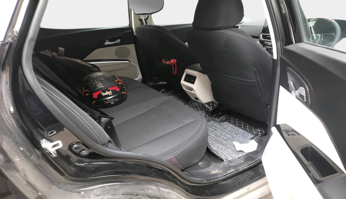 2025 Mahindra XUV 3XO AX5 1.2 L TCMPFI AT, Petrol, Automatic, 4,781 km, interior
