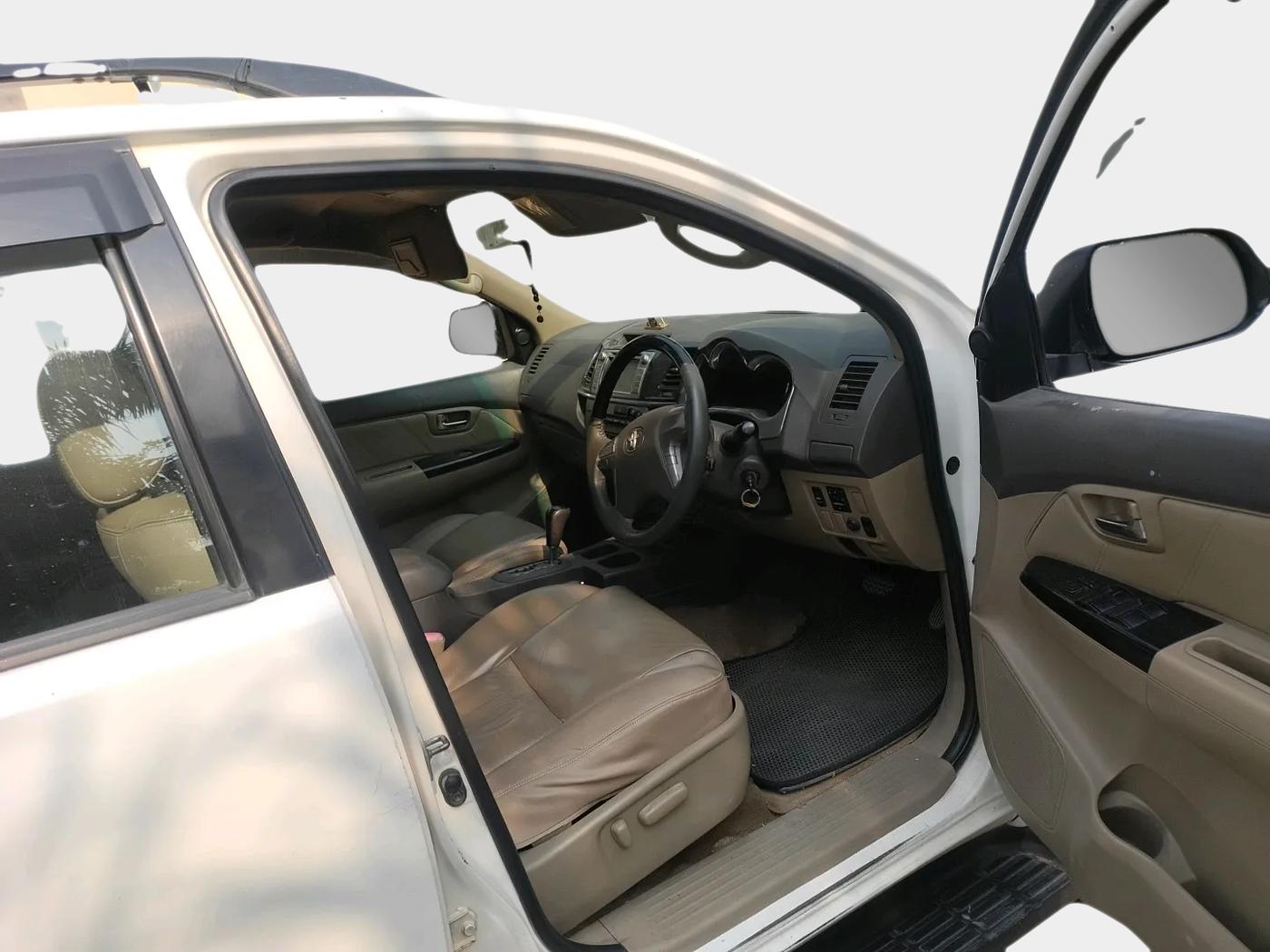 2013 Toyota Fortuner 3.0 4X2 AT, Diesel, Automatic, 1,57,909 km, interior