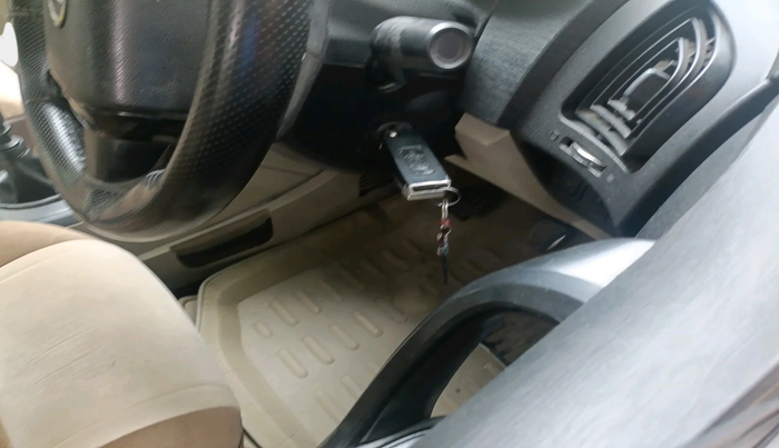 2016 Mahindra XUV500 W4, Diesel, Manual, 2,44,555 km, interior