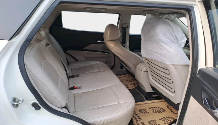 2020 Mahindra XUV300 W8 (O) 1.5 DIESEL AMT, Diesel, Automatic, 1,40,396 km, interior
