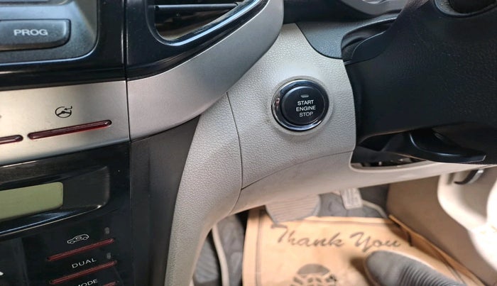 2020 Mahindra XUV300 W8 (O) 1.5 DIESEL AMT, Diesel, Automatic, 1,40,396 km, interior