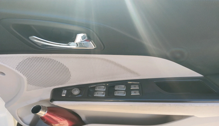 2022 Mahindra XUV300 W8 (O) 1.5 DIESEL, Diesel, Manual, 1,38,259 km, interior