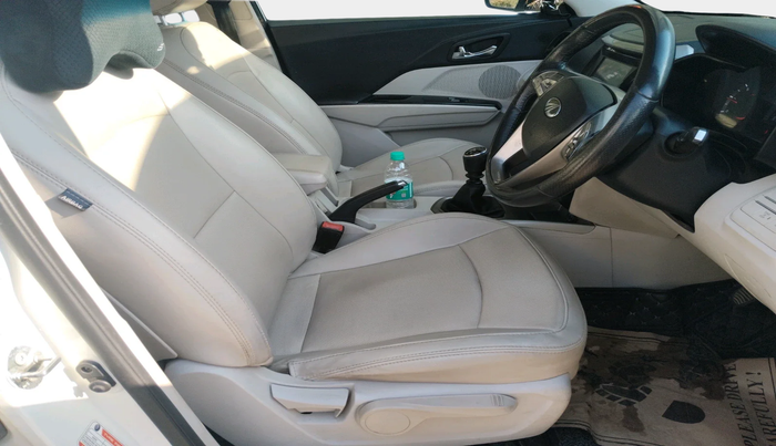 2022 Mahindra XUV300 W8 (O) 1.5 DIESEL, Diesel, Manual, 1,38,259 km, interior