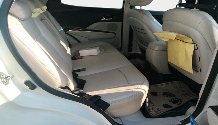 2022 Mahindra XUV300 W8 (O) 1.5 DIESEL, Diesel, Manual, 1,38,259 km, interior