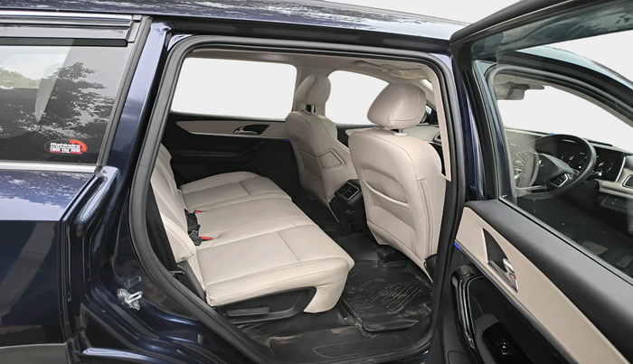 2022 Mahindra XUV700 AX 7 LUXURY P AT 7 STR, Petrol, Automatic, 32,994 km, interior