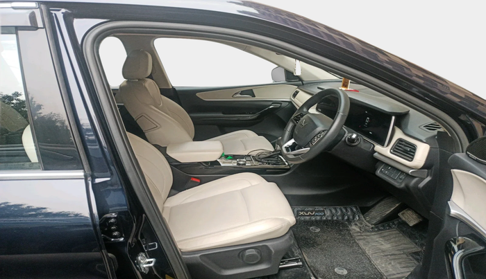 2024 Mahindra XUV700 AX 7 LUXURY D AT 7 STR, Diesel, Automatic, 12,858 km, interior