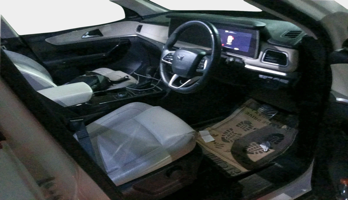 2022 Mahindra XUV700 AX 7 LUXURY D AWD AT 7 STR, Diesel, Automatic, 65,009 km, interior