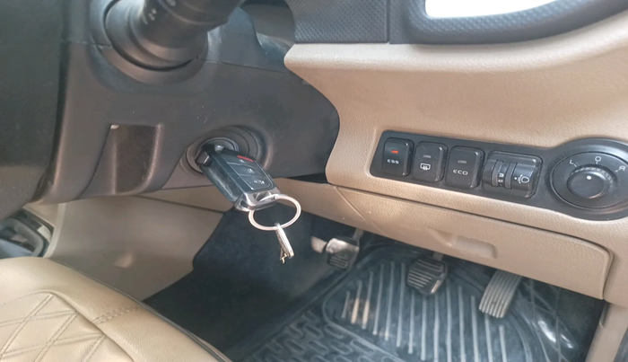 2018 Mahindra TUV300 T8 DUAL TONE, Diesel, Manual, 90,946 km, interior