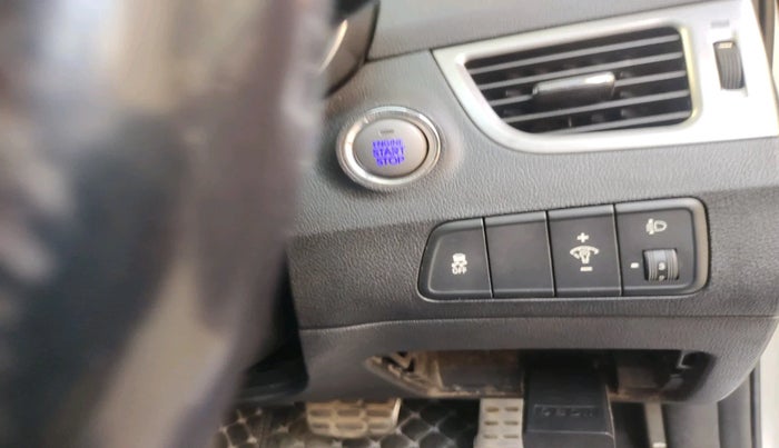 2016 Hyundai New Elantra 1.6 SX AT DIESEL, Diesel, Automatic, 1,05,748 km, interior