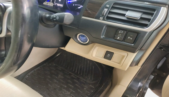 2017 Toyota Camry 2.5L AT, Petrol, Automatic, 1,88,736 km, interior