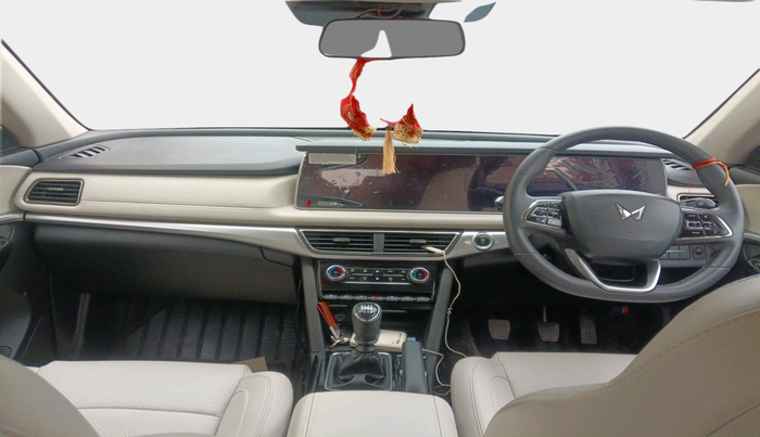 2024 Mahindra XUV700 AX 7 D MT 7 STR, Diesel, Manual, 32,847 km, interior