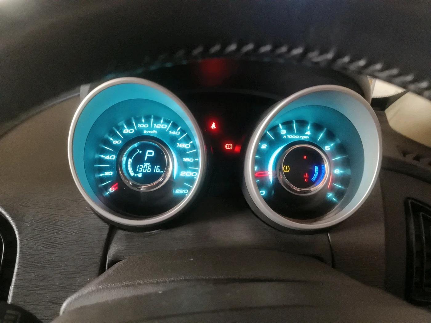 2017 Mahindra XUV500 W10 AT 1.99, Diesel, Automatic, 1,30,615 km, interior