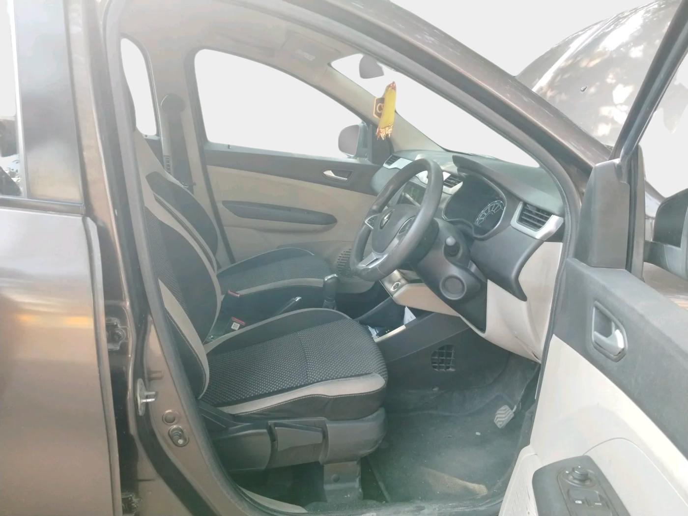2022 Renault TRIBER RXZ AMT, Petrol, Automatic, 40,000 km, interior