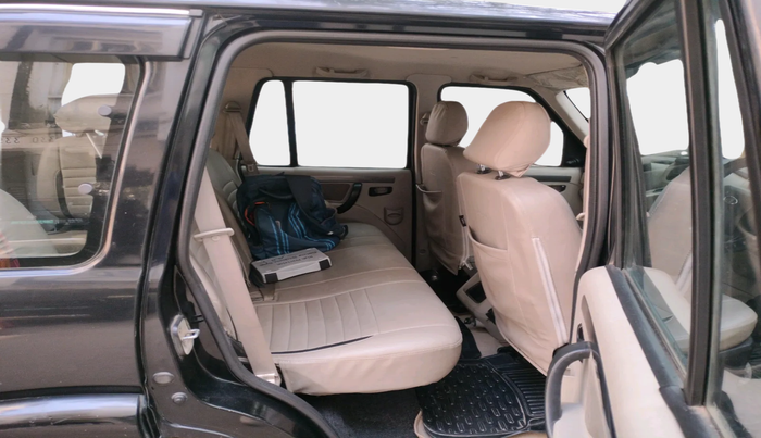 2017 Mahindra Scorpio S4 PLUS 1.99 INTELLI-HYBRID, Diesel, Manual, 66,890 km, interior