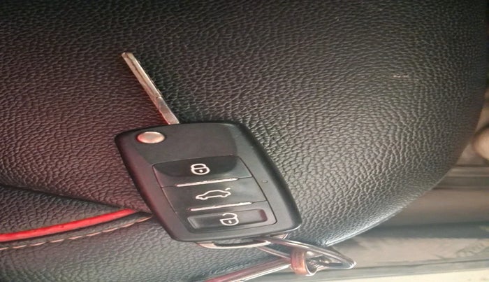 2013 Volkswagen Polo COMFORTLINE 1.2L PETROL, Petrol, Manual, 1,53,365 km, interior