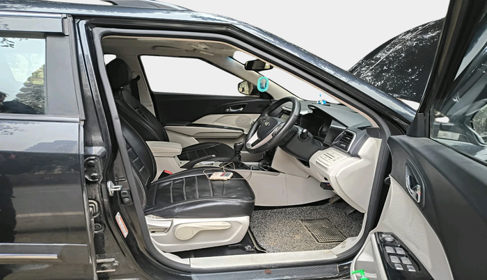 2022 Mahindra XUV300 W8 (O) 1.2 PETROL, Petrol, Manual, 67,019 km, interior