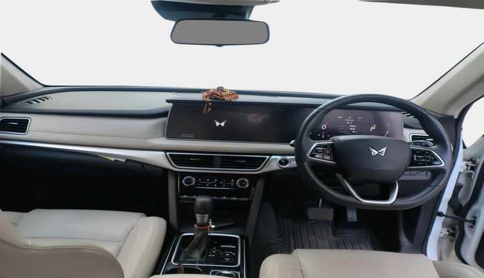 2024 Mahindra XUV700 AX 7 LUXURY P AT 7 STR, Petrol, Automatic, 28,392 km, interior