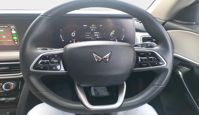 2024 Mahindra XUV700 AX 7 LUXURY P AT 7 STR, Petrol, Automatic, 28,392 km, interior