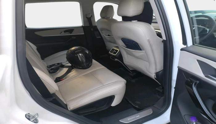 2024 Mahindra XUV700 AX 7 LUXURY P AT 7 STR, Petrol, Automatic, 28,392 km, interior