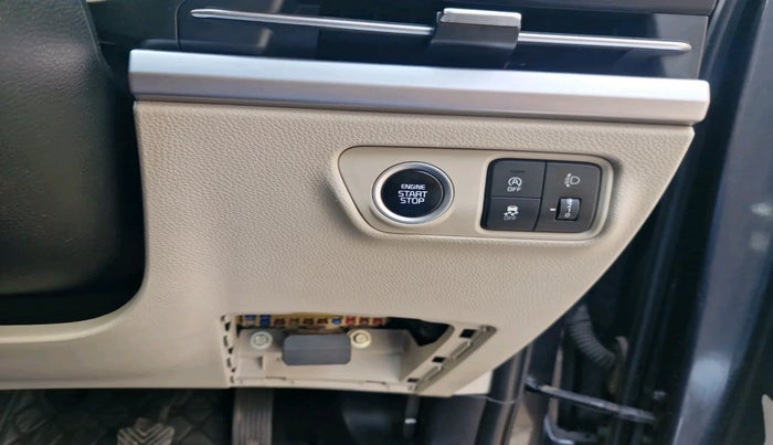 2024 KIA CARENS PRESTIGE PLUS 1.5 PETROL IMT 7 STR, Petrol, Manual, 31,520 km, interior