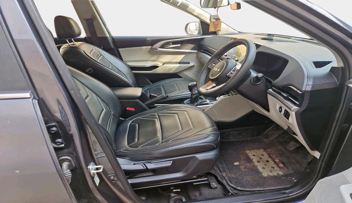 2024 KIA CARENS PRESTIGE PLUS 1.5 PETROL IMT 7 STR, Petrol, Manual, 31,520 km, interior