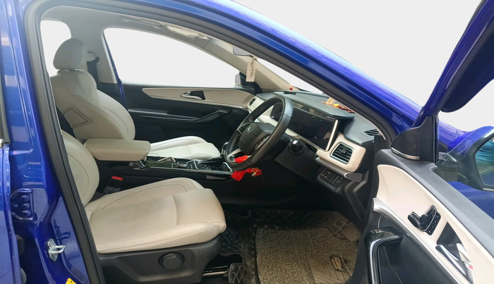 2023 Mahindra XUV700 AX 7 LUXURY P AT 7 STR, Petrol, Automatic, 39,396 km, interior