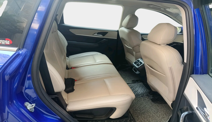 2023 Mahindra XUV700 AX 7 LUXURY P AT 7 STR, Petrol, Automatic, 39,396 km, interior