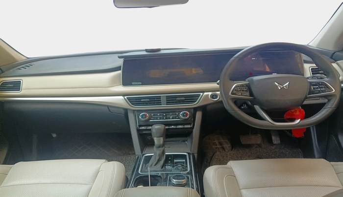 2023 Mahindra XUV700 AX 7 LUXURY P AT 7 STR, Petrol, Automatic, 39,396 km, interior