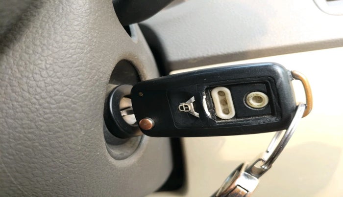 2013 Volkswagen Vento HIGHLINE 1.6 MPI, Petrol, Manual, 1,48,543 km, interior