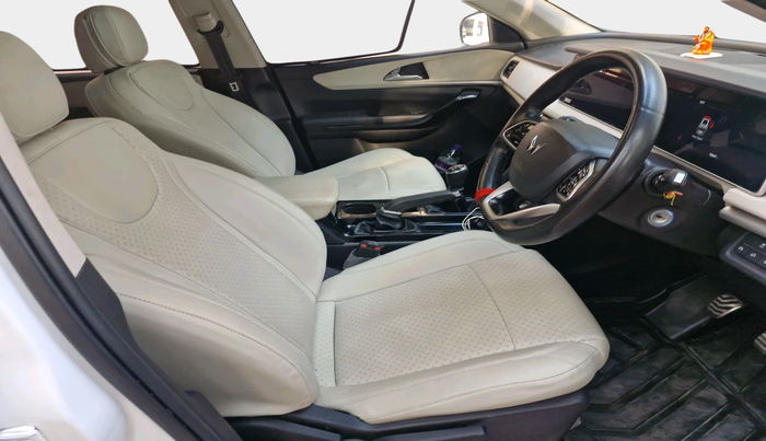 2023 Mahindra XUV700 AX 5 D MT 7 STR, Diesel, Manual, 53,847 km, interior