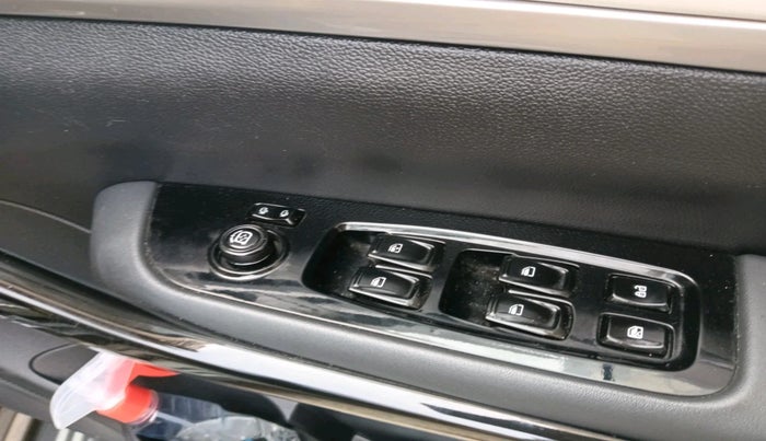 2024 Mahindra XUV700 AX 7 LUXURY P AT 7 STR, Petrol, Automatic, 35,004 km, interior