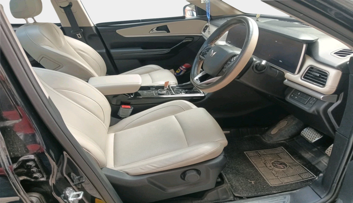 2024 Mahindra XUV700 AX 7 LUXURY P AT 7 STR, Petrol, Automatic, 35,004 km, interior