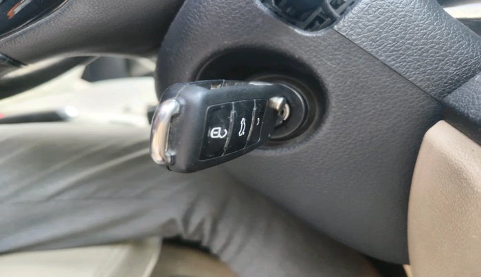 2015 Volkswagen Polo HIGHLINE1.2L, Petrol, Manual, 1,06,046 km, interior