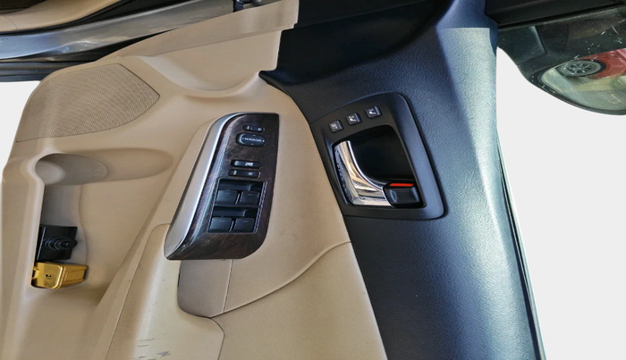 2014 Toyota Camry 2.5L AT, Petrol, Automatic, 1,34,173 km, interior