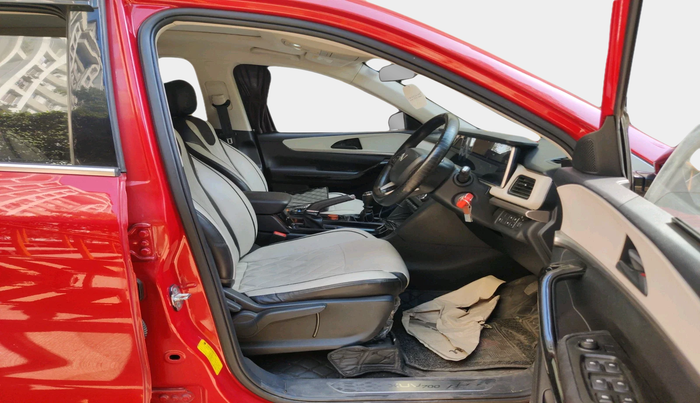 2021 Mahindra XUV700 AX 5 P MT 5 STR, Petrol, Manual, 82,971 km, interior