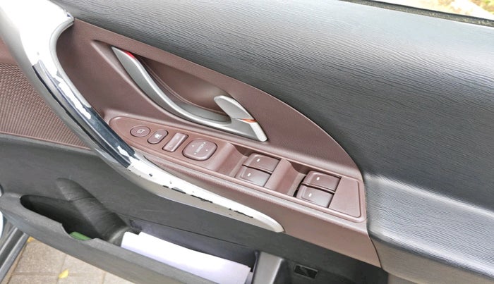 2014 Mahindra XUV500 W6, Diesel, Manual, 1,38,304 km, interior