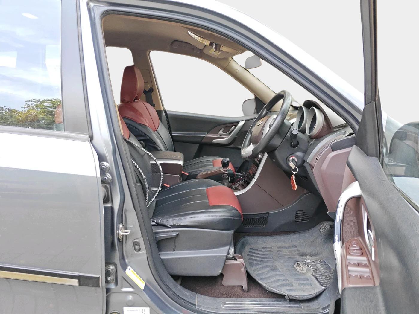 2014 Mahindra XUV500 W6, Diesel, Manual, 1,38,304 km, interior
