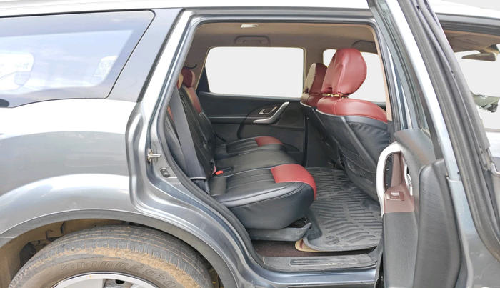 2014 Mahindra XUV500 W6, Diesel, Manual, 1,38,304 km, interior