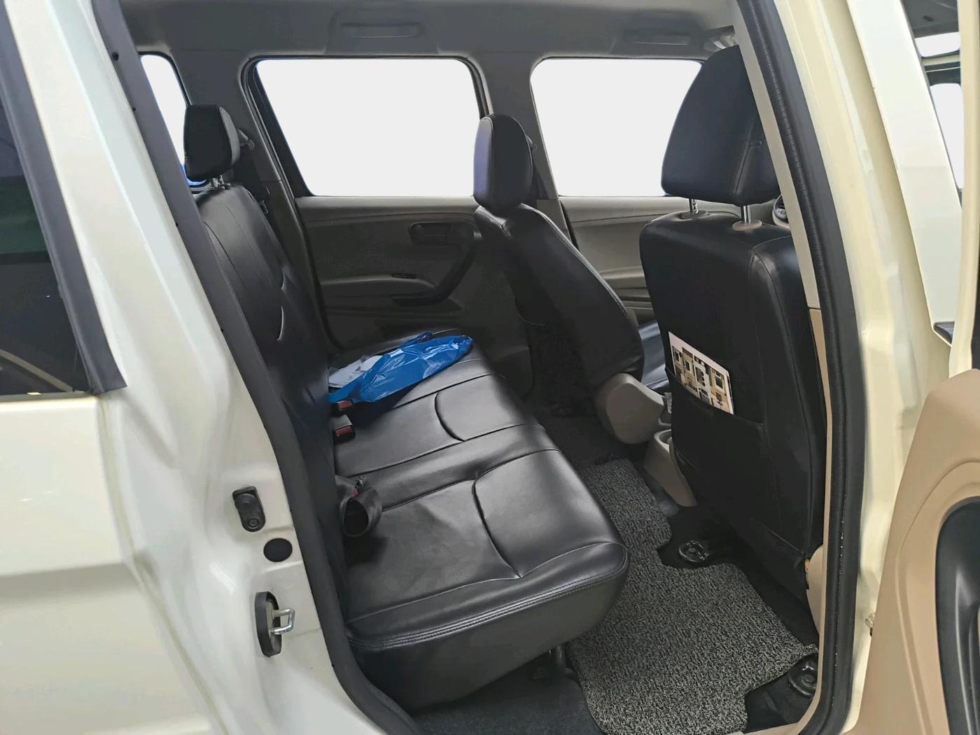 2017 Mahindra TUV300 T6 PLUS AMT, Diesel, Automatic, 23,373 km, interior
